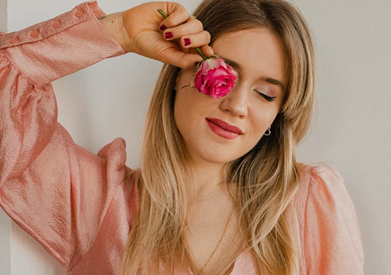 Ragazza con una rosa in mano