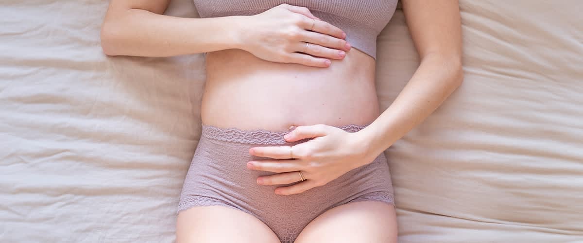 Donna incinta che si tocca la pancia