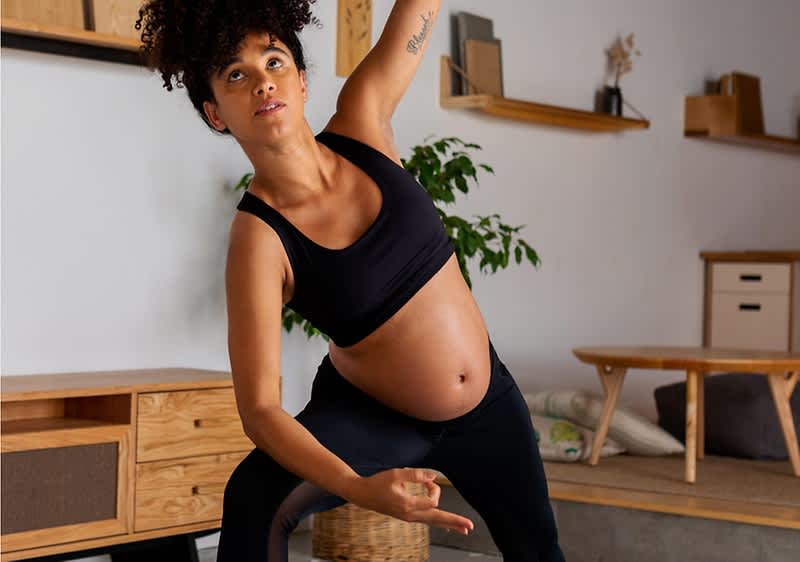 donna incinta pratica yoga