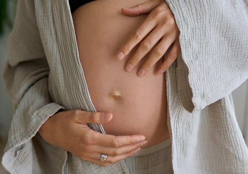donna incinta si tocca il pancione