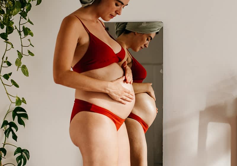 donna incinta allo specchio