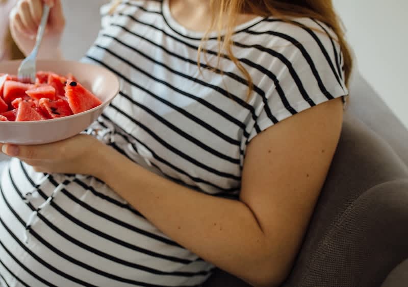 donna incinta mangia frutta