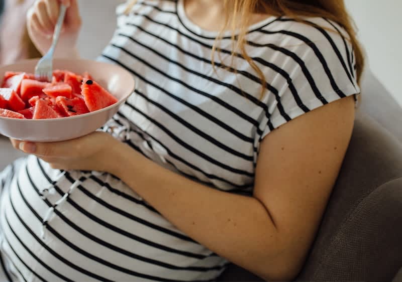 donna incinta mangia frutta