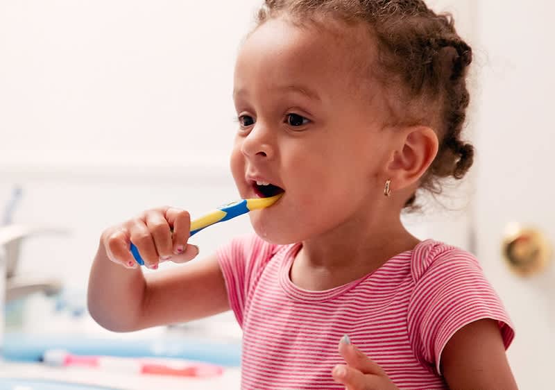 bambina si lava i denti