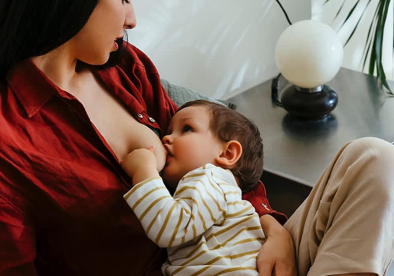 mamma allatta il bebè