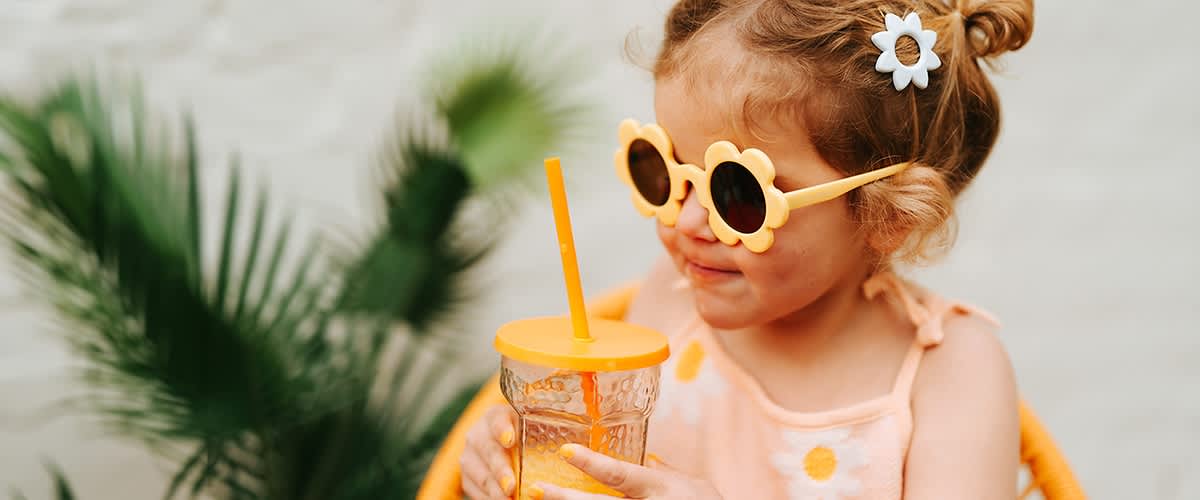 bambina con occhiali da sole