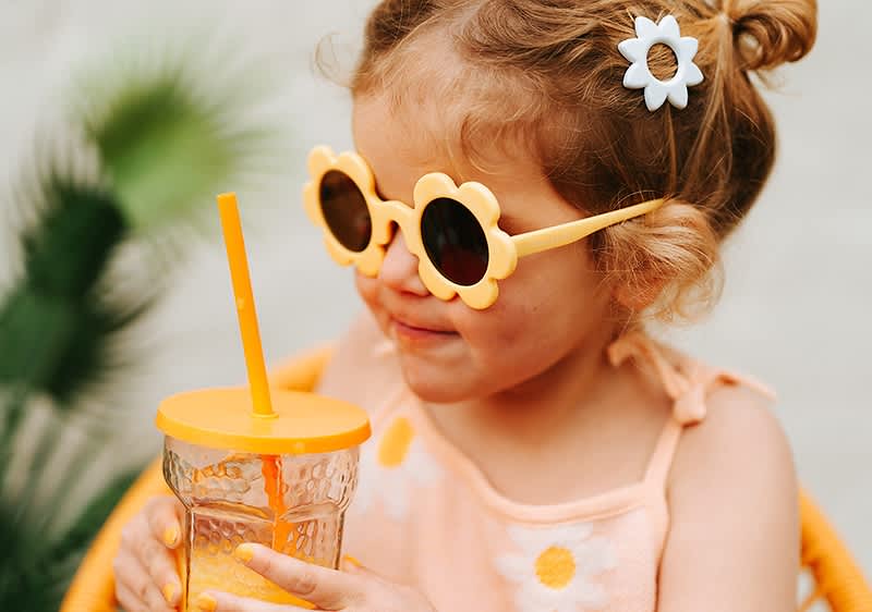 bambina con occhiali da sole