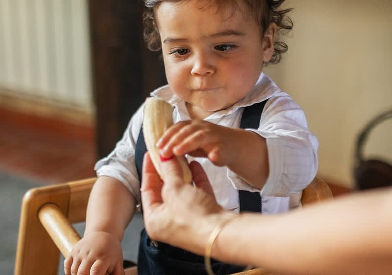 bambino mangia banana