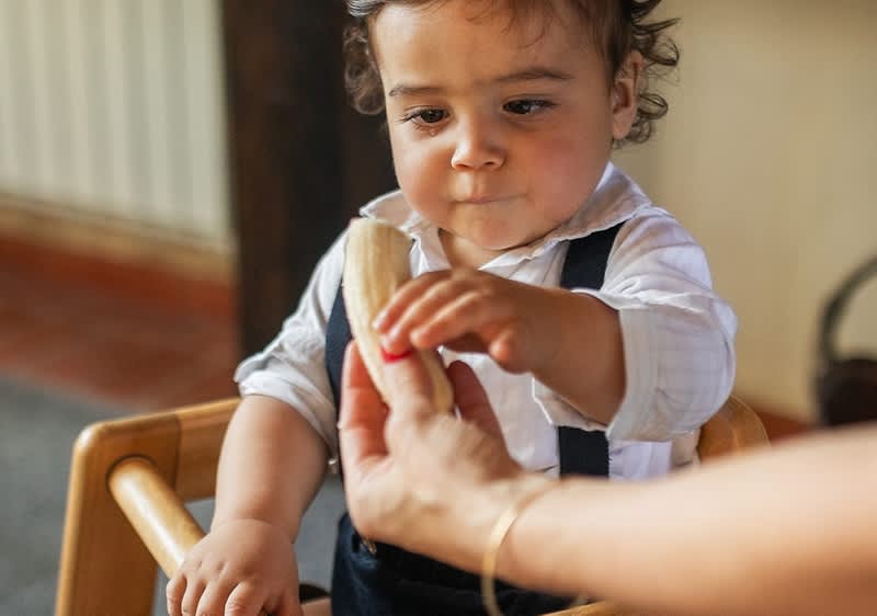 bambino mangia banana
