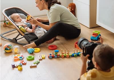 bambino fa foto a mamma e neonato