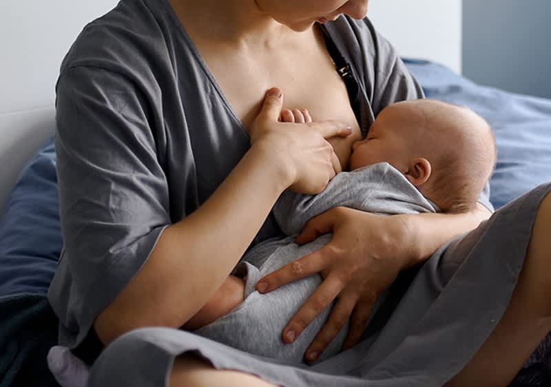 mamma allatta il suo bebè