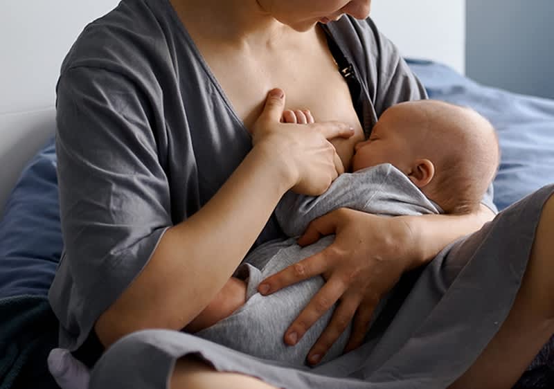 mamma allatta il suo bebè