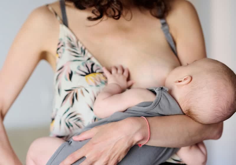 mamma allatta al seno il bebè