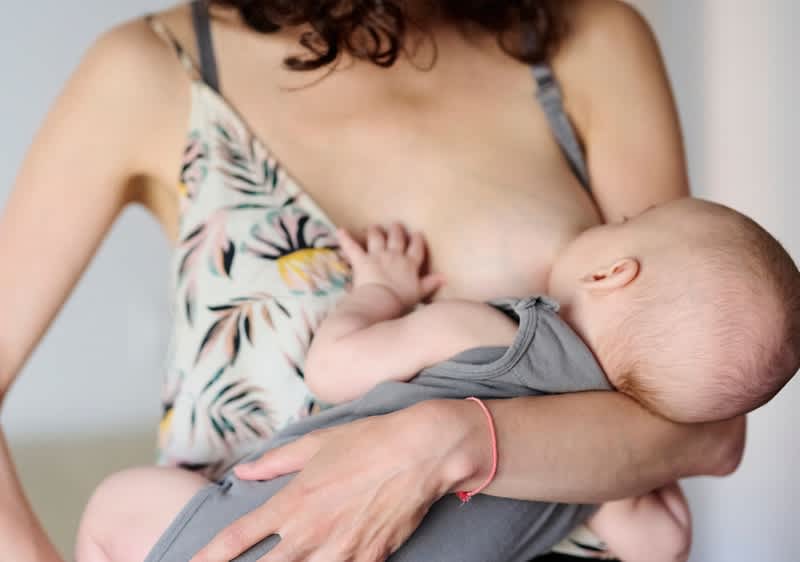 mamma allatta al seno il bebè