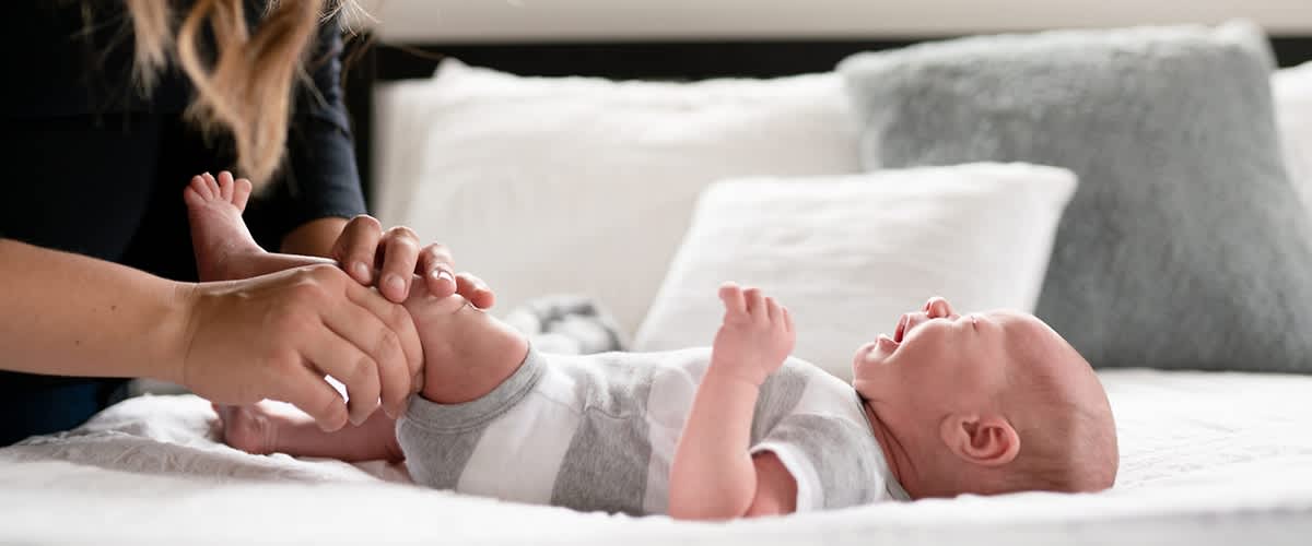 bebè piange sul letto