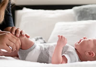bebè piange sul letto
