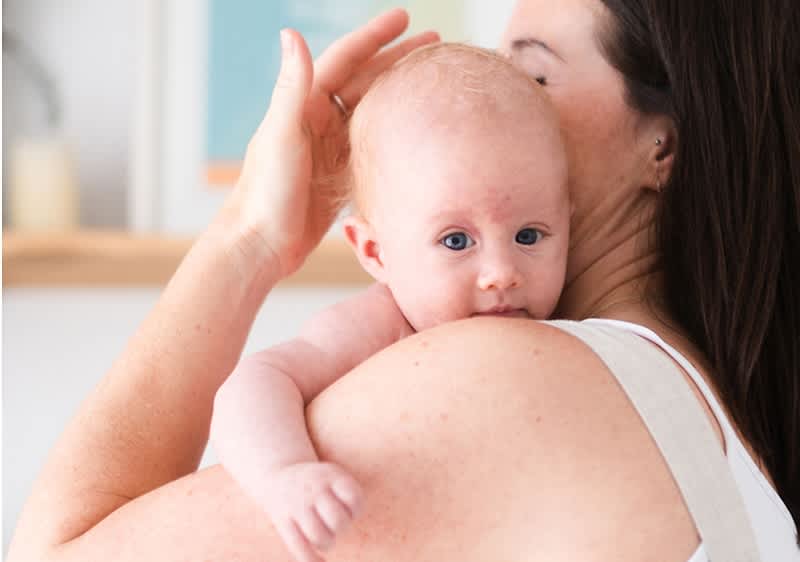 bebè appoggiato sulla spalla della mamma