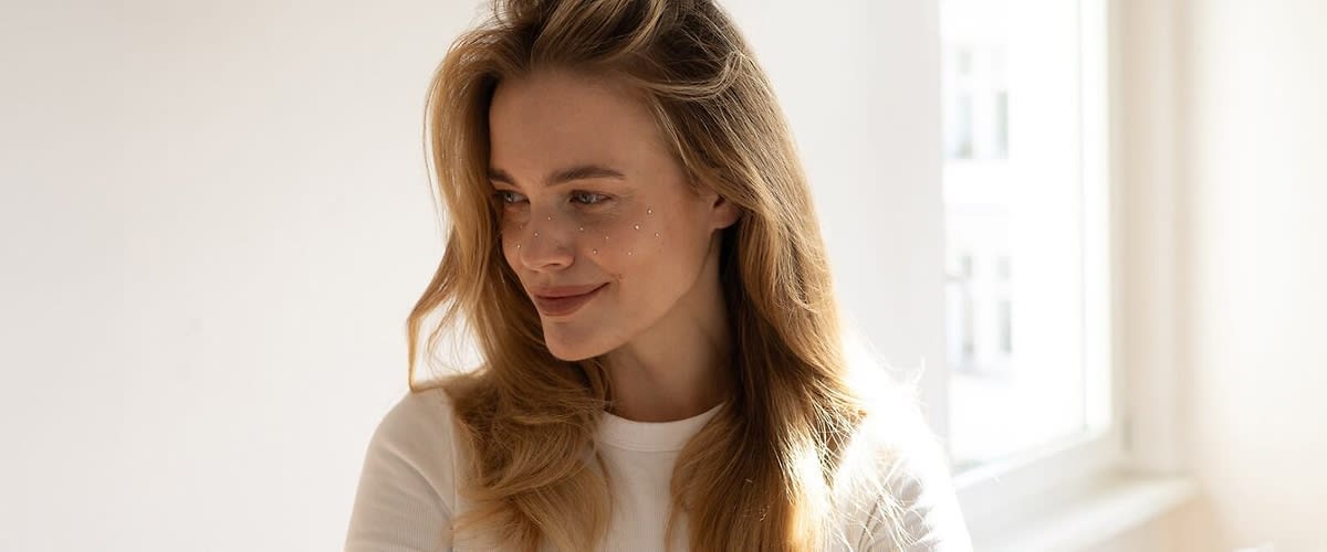 Ragazza con glitter come lentiggini