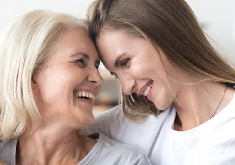 Due donne abbracciate con capelli biondi e castani