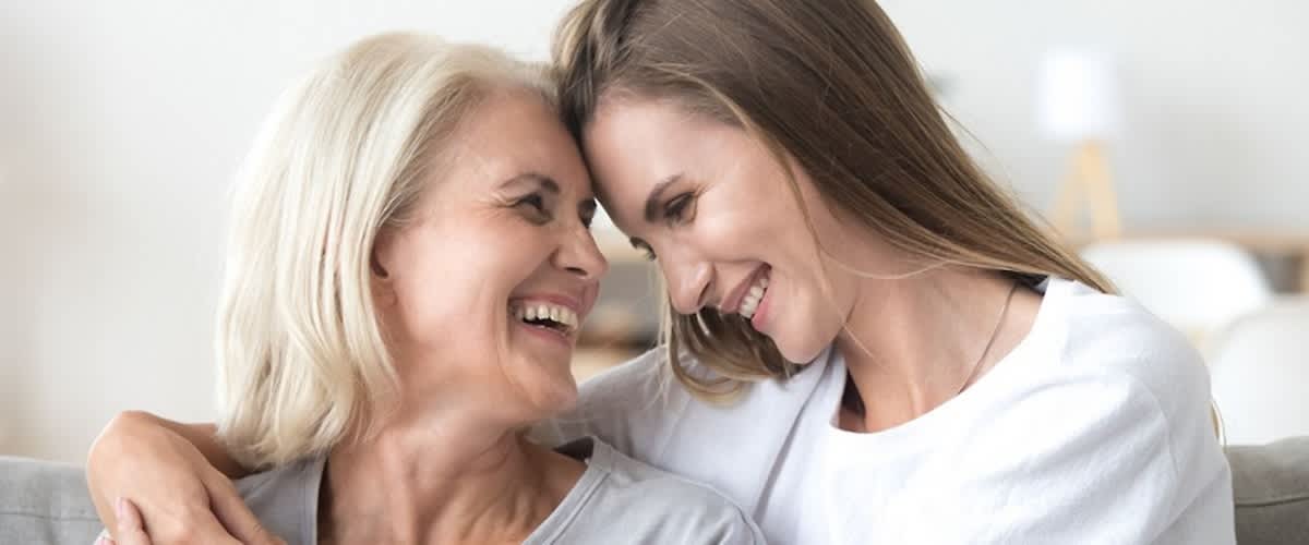 Due donne abbracciate con capelli biondi e castani
