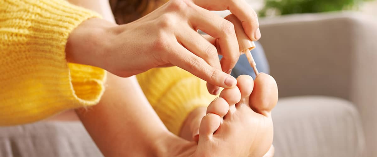 Pedicure con smalto su unghie dei piedi