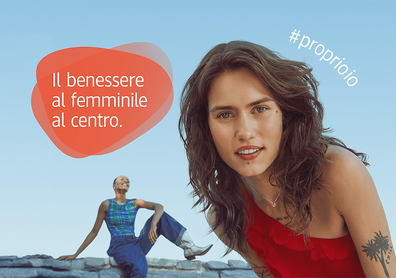 Immagine di campagna benessere al femminile dm Italia con due donne su sfondo blu