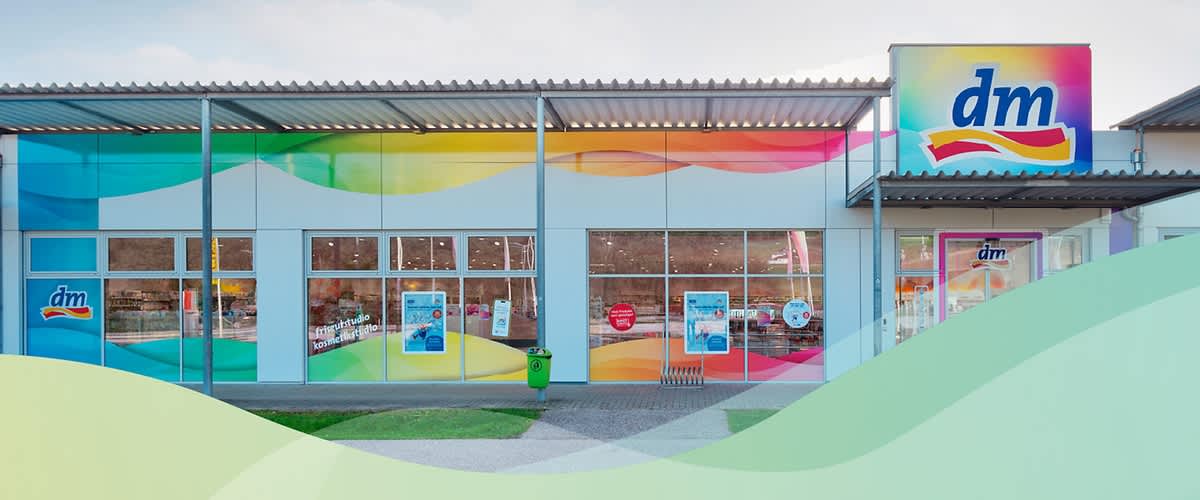 Facciata di un negozio dm con insegna colorata e vetrine