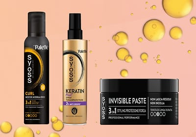 Prodotti per capelli Syoss: mousse ricci, spray cheratina, pasta invisibile su sfondo rosa sfumato con bolle