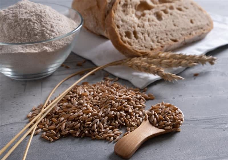 Farro con pane e farina su tavolo grigio