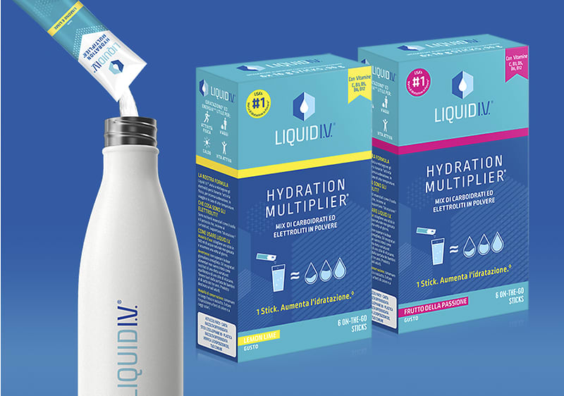 Integratore Liquid IV con bottiglia e confezioni su sfondo blu