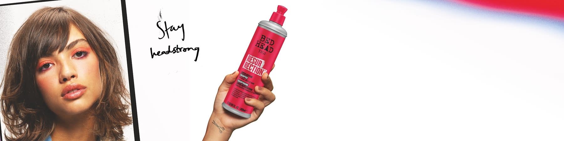 Prodotti per capelli Bed Head in flaconi colorati su sfondo bianco e rosso