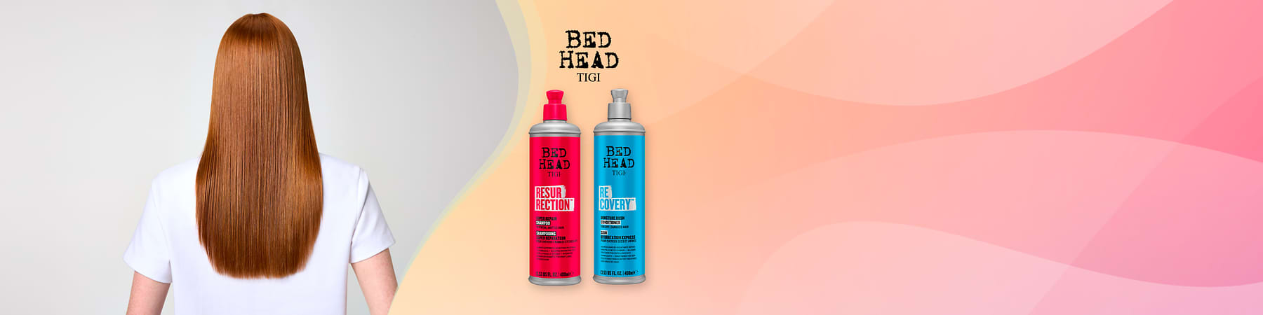 Prodotti per capelli Bed Head in flaconi colorati su sfondo rosa sfumato