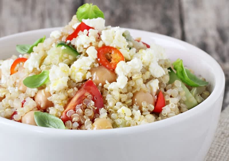 Insalata di quinoa con pomodori, ceci e formaggio feta