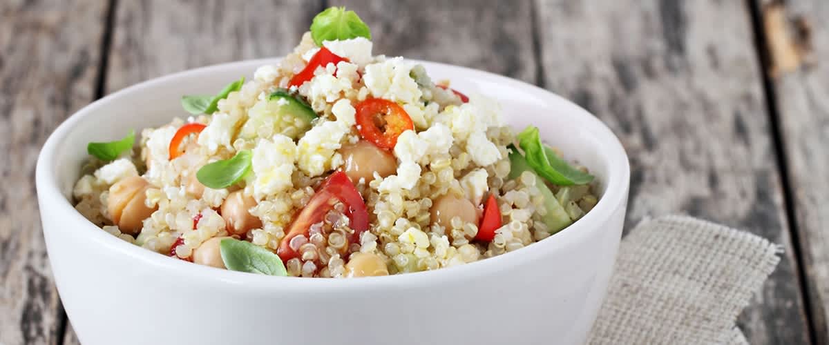 Insalata di quinoa con pomodori, ceci e formaggio feta