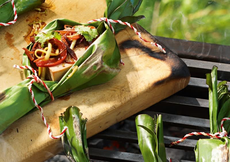 Tofu avvolto in foglie di banano su griglia barbecue