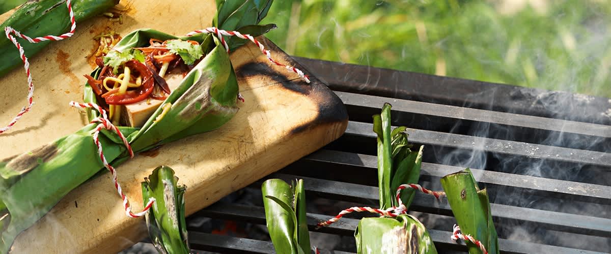 Tofu avvolto in foglie di banano su griglia barbecue