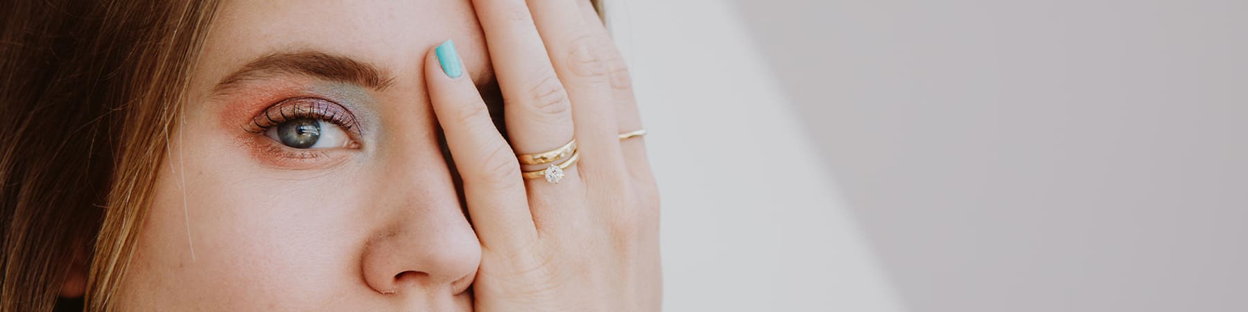 Donna con capelli castani e bracciale colorato