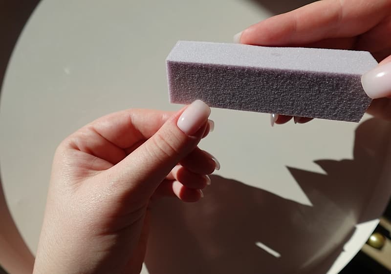 Manicure con lima per unghie rettangolare