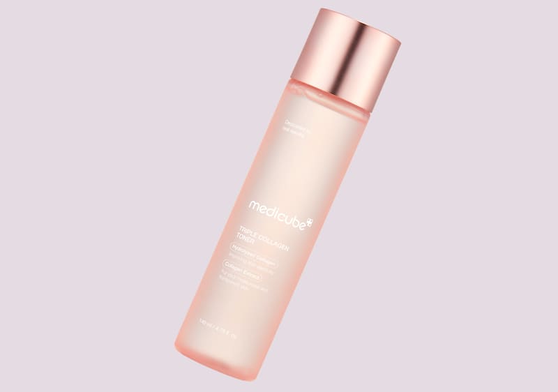 Flacone di tonico Medicube su sfondo rosa