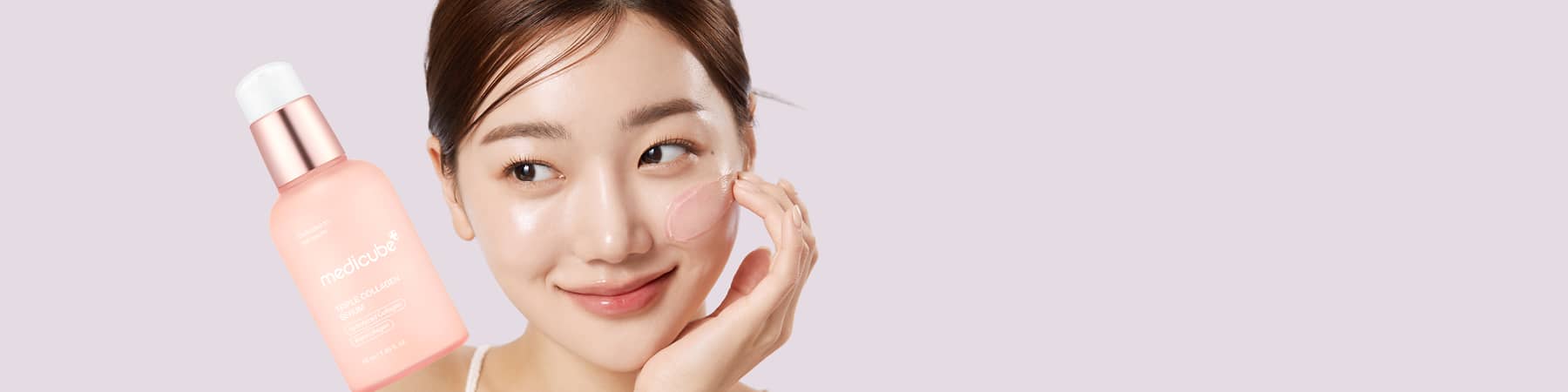 Flacone di tonico Medicube su sfondo rosa