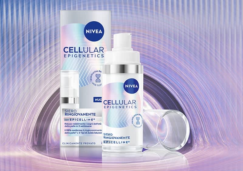 Siero ringiovanente Nivea Cellular Epigenetics con confezione su sfondo oleografico