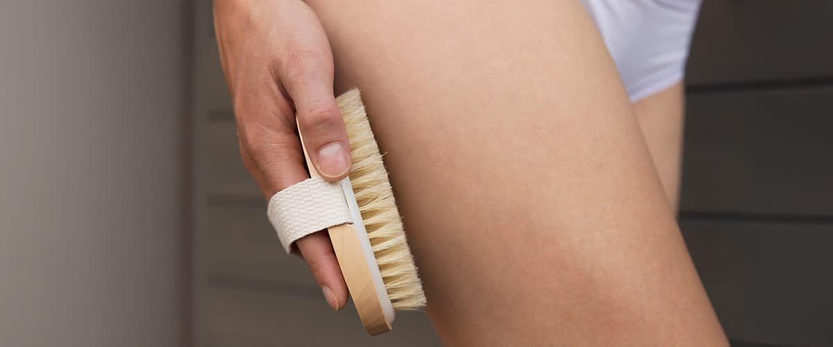 Spazzolatura a secco della gamba con spazzola di setole naturali