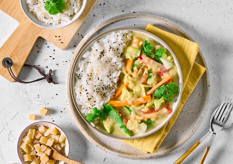 Curry thai di verdure con riso e semi di sesamo