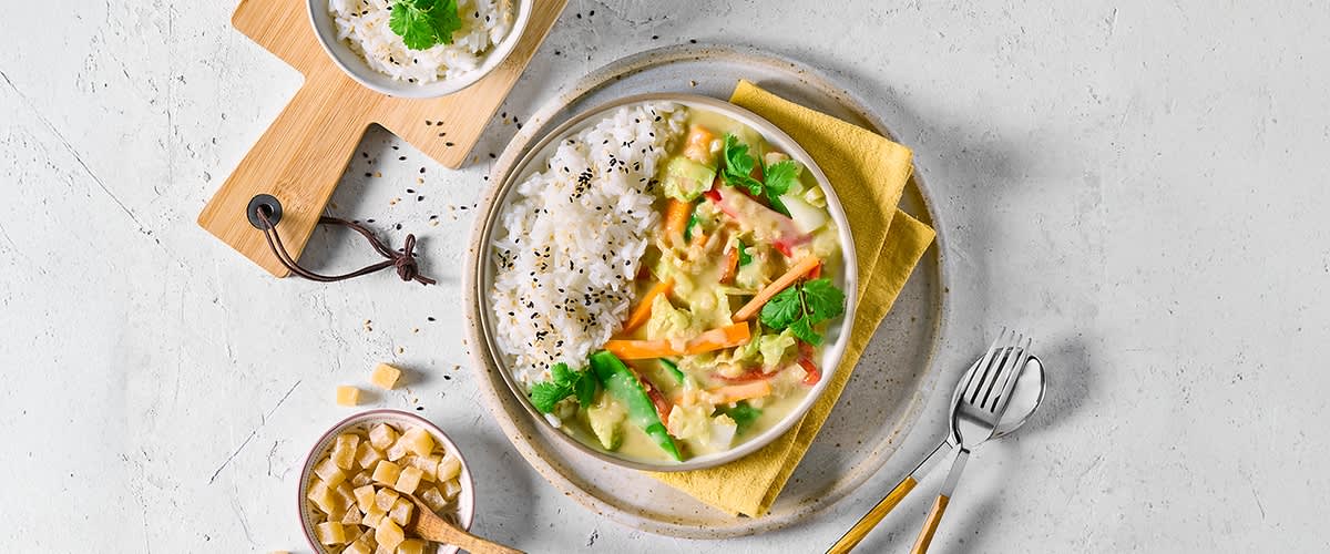 Curry thai di verdure con riso e semi di sesamo