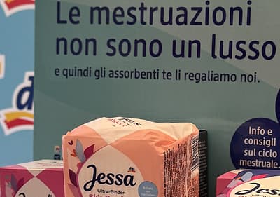 Donazione assorbenti a Municipio 8 Milano dm Italia e FARE X BENE
