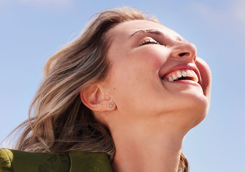 Donne che saltano all'aperto con abiti leggeri sotto il cielo