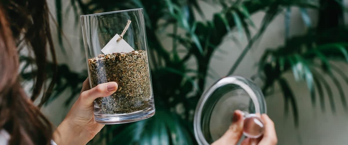 Tasse mit Kräutertee