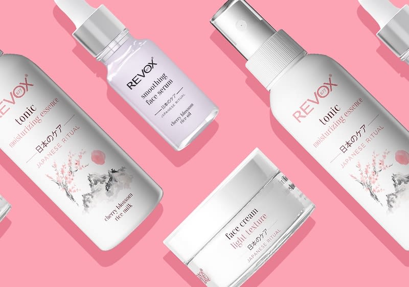 Prodotti di bellezza Revox su sfondo rosa