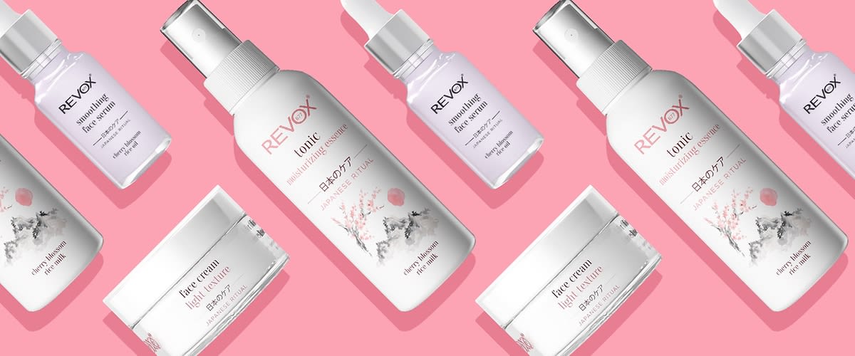 Prodotti di bellezza Revox su sfondo rosa