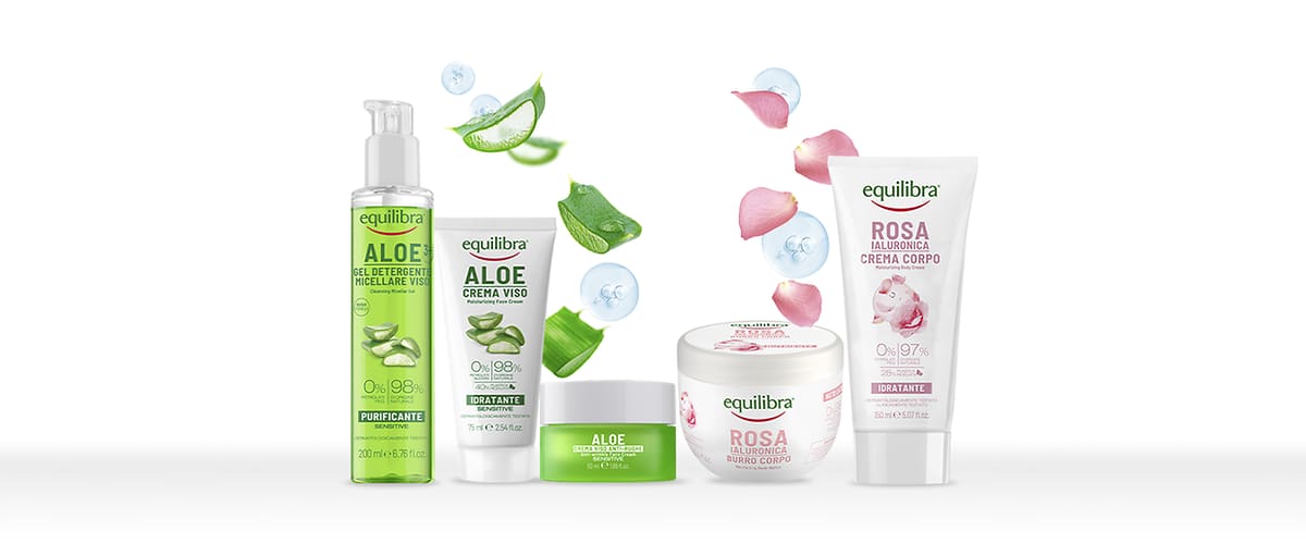 Prodotti Equilibra con aloe e rosa per la cura della pelle di corpo e viso su sfondo bianco con elementi grafici di aloe vera e petali di rosa